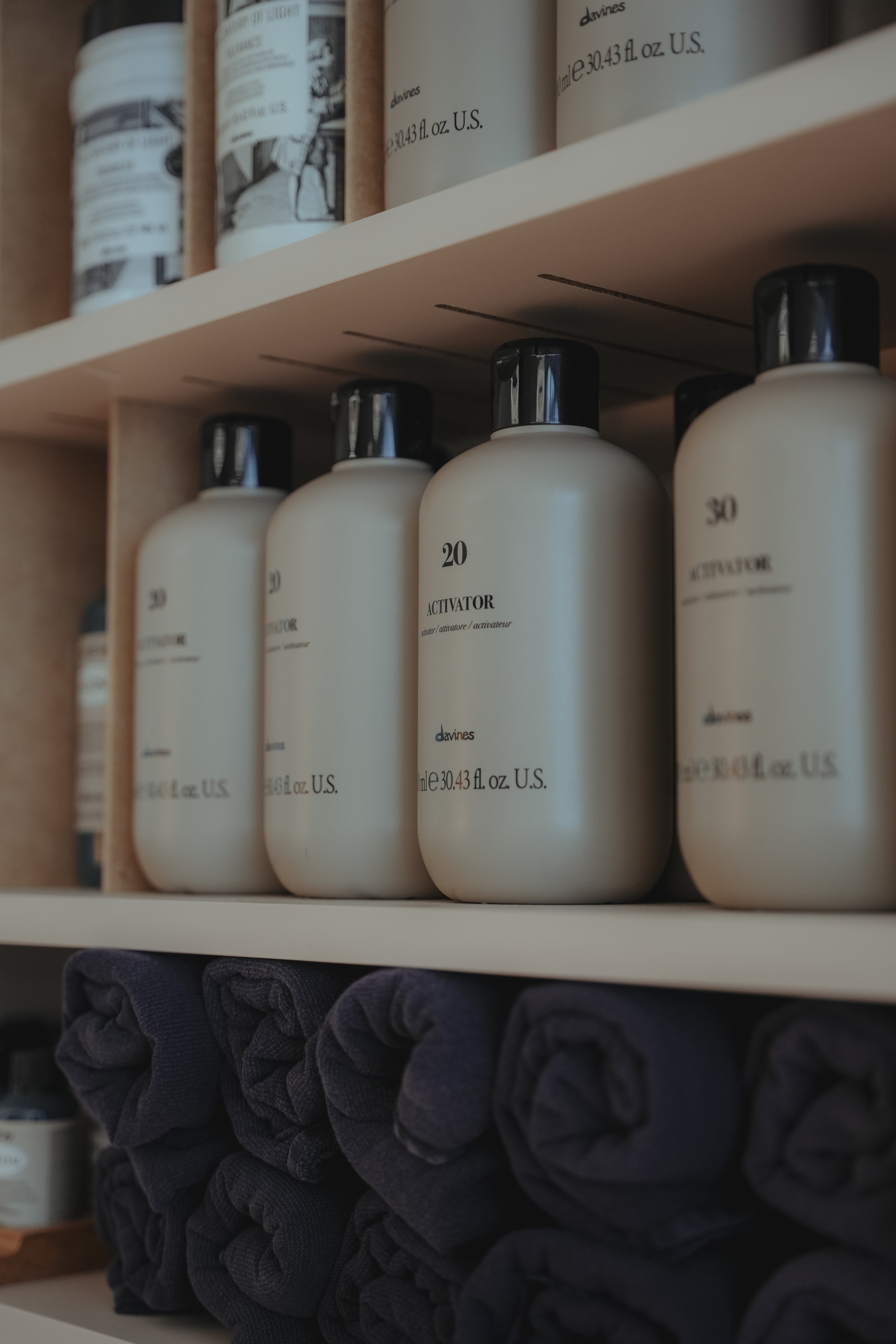 Davines Haarpflegeprodukte und Handtücher bei her art. Mannheim