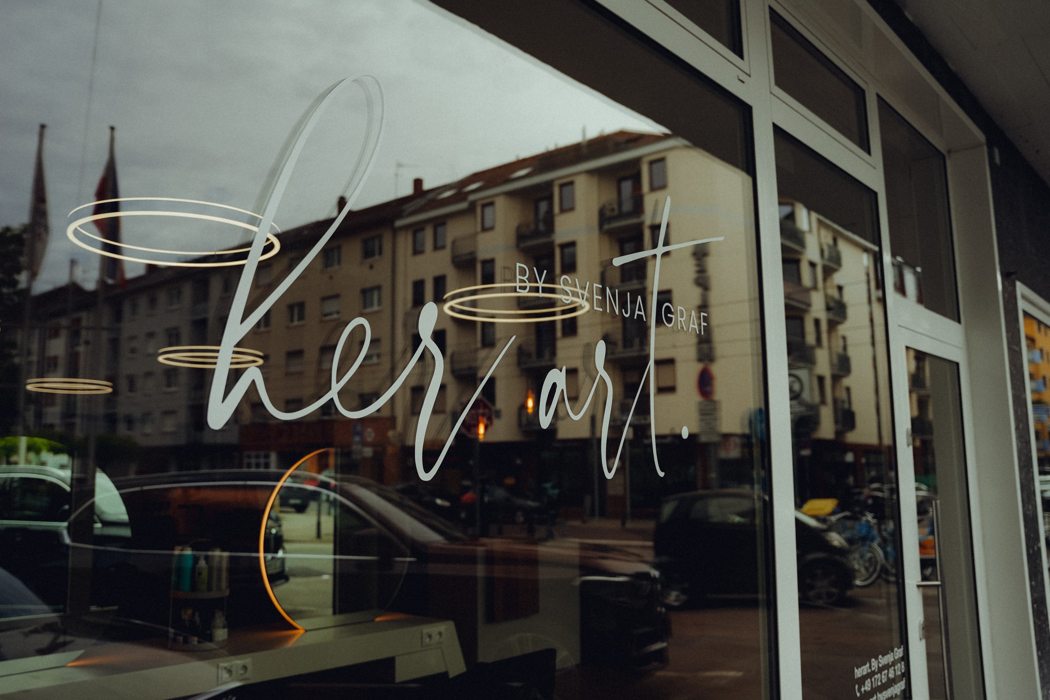 Schaufenster und Eingang von her art. in der Keplerstraße Mannheim