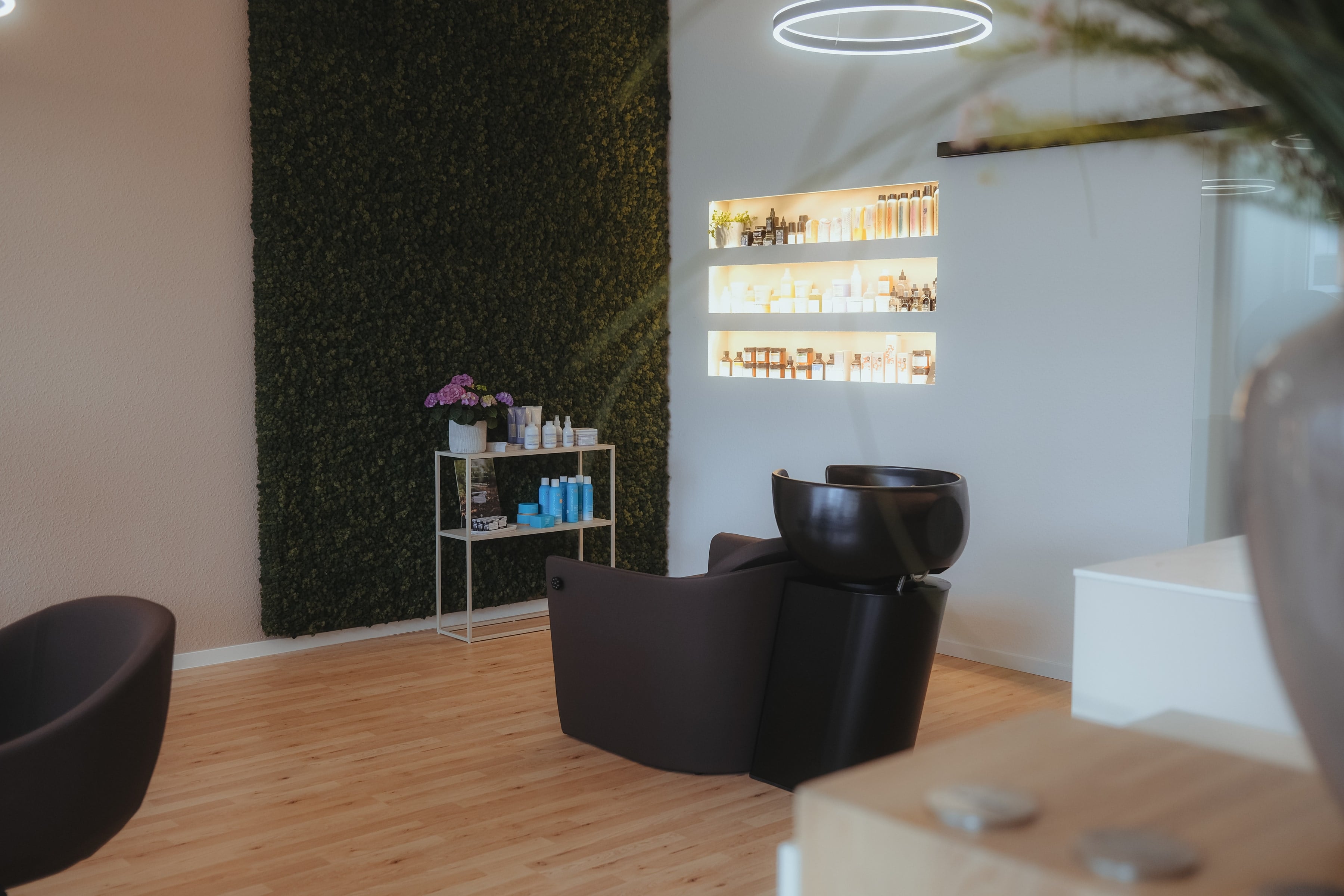 Ruhiger Wasch- und Pflegebereich im Friseursalon her art. Mannheim
