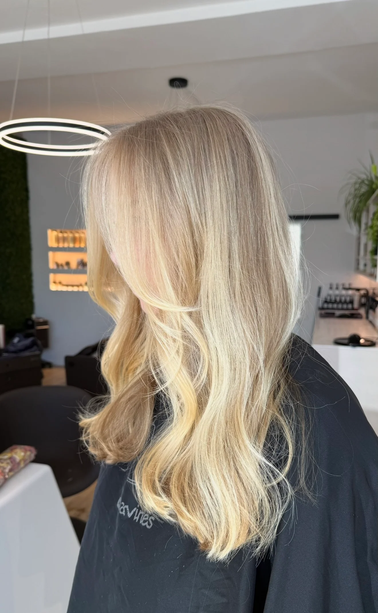 Langes blondes Haar mit weichen Wellen bei her art.