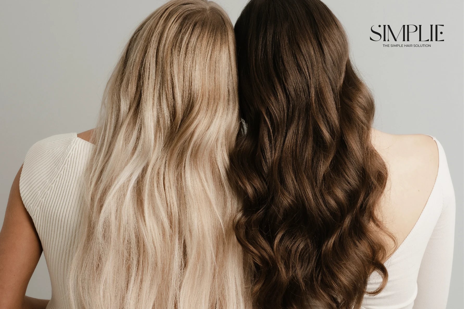 Zwei Modelle mit langen blonden und braunen SIMPLIE Extensions