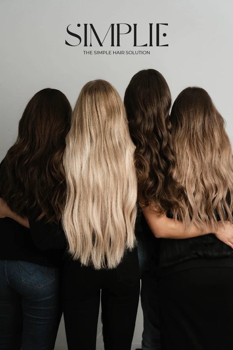 Vier Modelle mit SIMPLIE Extensions in verschiedenen Blond- und Brauntönen