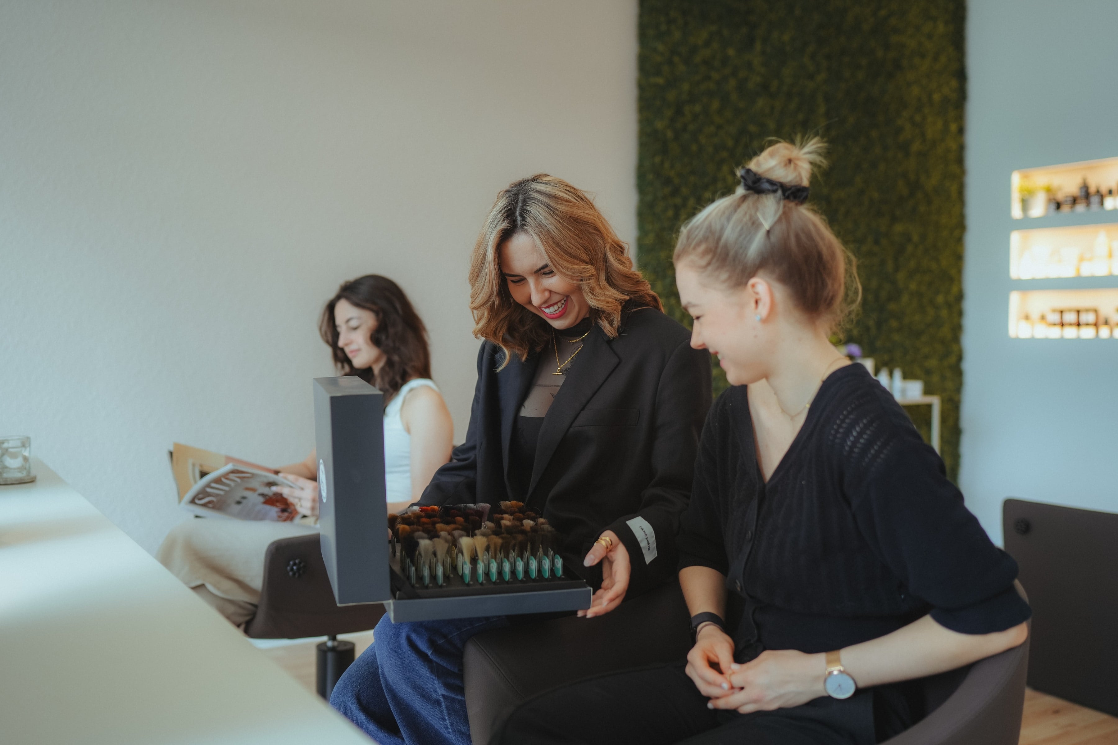 Farbberatung mit Farbmuster im Friseursalon her art. Mannheim