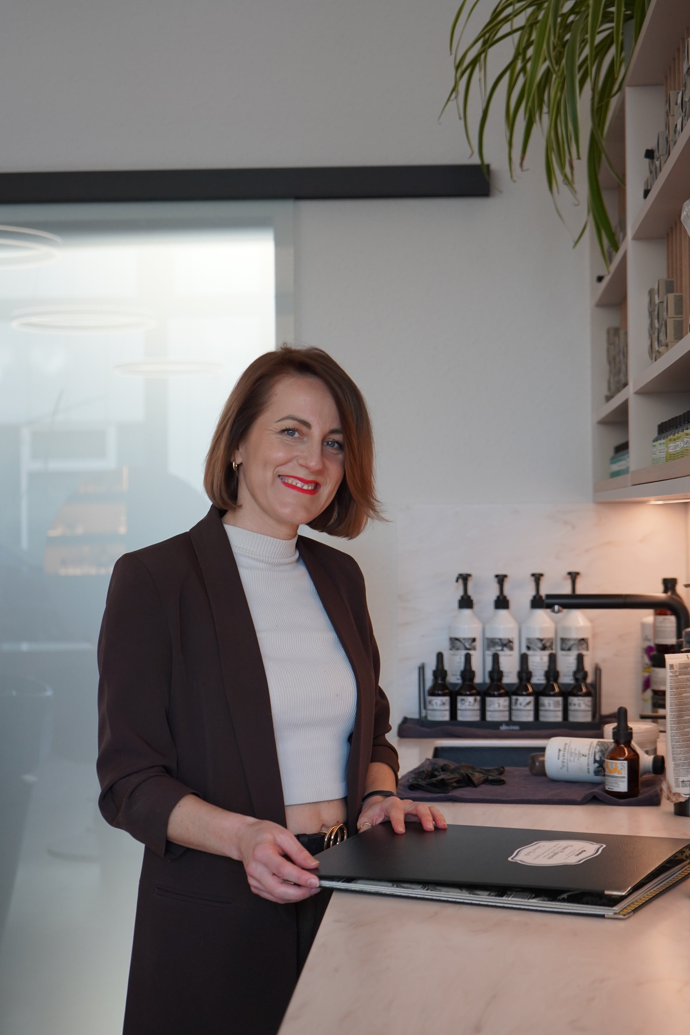 Miriam im Salon her art. Mannheim, Einzelporträt an der Produktberatung