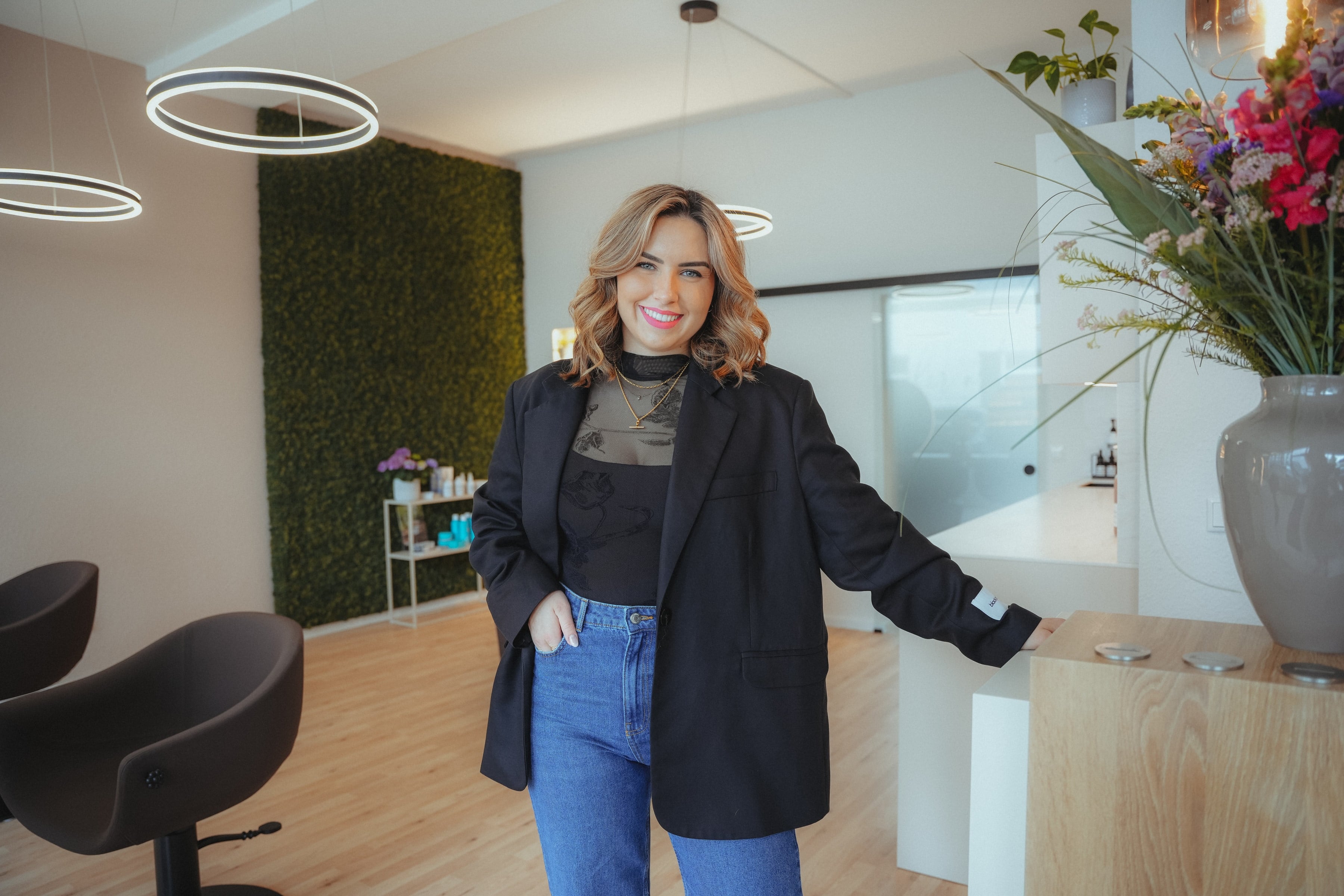 Svenja Graf im hellen Friseursalon her art. Mannheim